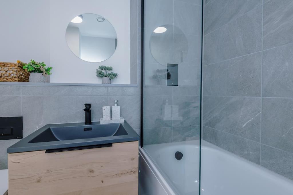 Stunning 2-Bed Premium Apartment - Free Wi-Fi Preston  Ngoại thất bức ảnh