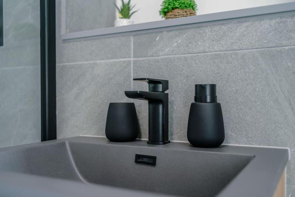 Stunning 2-Bed Premium Apartment - Free Wi-Fi Preston  Ngoại thất bức ảnh